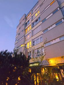 纽伦堡B&R apartment türkischen Konsulats的前面有标志的高楼