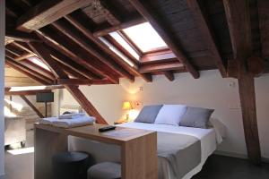 卡斯特罗赫里斯波萨达印象酒店的一间卧室设有一张床和木制天花板