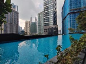 吉隆坡ASTRA @ 8 Kia Peng Suites的一座位于高楼城市的游泳池