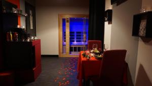 萨尔索马焦雷泰尔梅Il Cantuccio Suite的一间设有红色桌子和窗户的用餐室