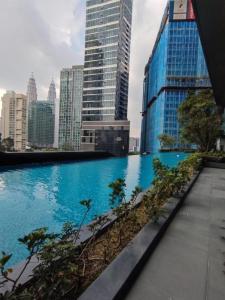 吉隆坡ASTRA @ 8 Kia Peng Suites的一座位于高楼城市的游泳池