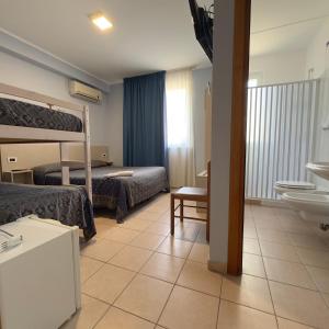 圣乔瓦尼·罗通多想象酒店的酒店客房带两张床和一间浴室