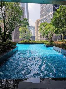 吉隆坡ASTRA @ 8 Kia Peng Suites的城市里的一个蓝色的大池