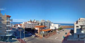 埃斯特角城ap frente mar Península Punta Del Este的一座有建筑和海洋背景的城市