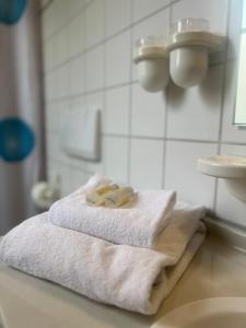 拉登堡Hotel Cronberger Hof的浴室的台面上摆放着一堆毛巾