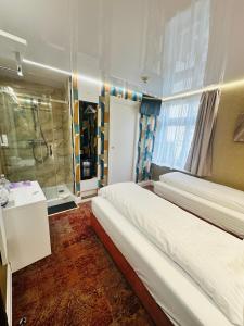 锡比乌Villa & Restaurant Levoslav House的一间卧室设有两张床和淋浴。