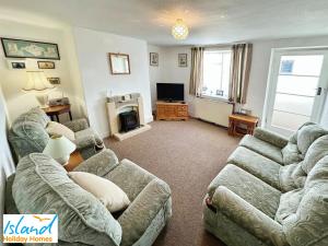 文特诺St Catherines View的客厅配有两张沙发和一台电视