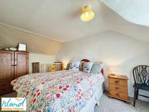 文特诺St Catherines View的一间卧室配有一张带花卉床罩的床