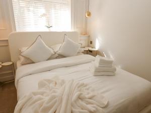 杜伦Arbour House Farm Bungalow的白色的床、白色床单和枕头