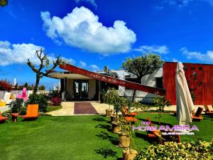 米兰马瑞提那安布拉酒店的一座带椅子和遮阳伞的绿色庭院