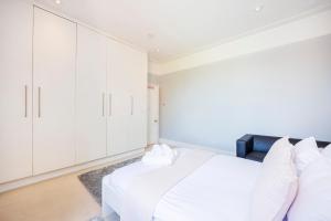 伦敦6 Bedroom House by AV Stays Acton Sleeps 11 Free Parking的卧室配有白色的床和白色橱柜。