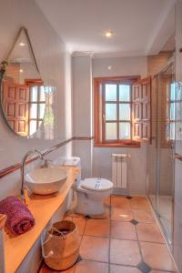 LusaCasa La Serena的一间带卫生间、水槽和镜子的浴室
