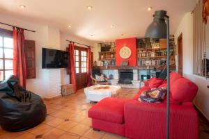 LusaCasa La Serena的客厅设有红色的沙发和壁炉