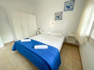 塞古德卡拉斐Sol y Mar Segur的一间卧室配有一张带蓝色毯子的大床