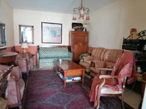 拉西约塔Chambre paisible proche calanques et centre La Ciotat的客厅配有沙发和桌子