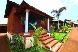 戈卡尔纳The Four Season Beach Resort - Best Selling Property in Gokarna的前面有小路的房子