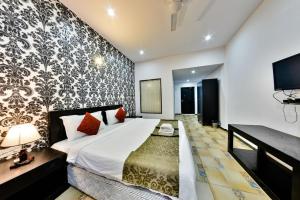 戈卡尔纳The Four Season Beach Resort - Best Selling Property in Gokarna的一间酒店客房,配有一张床和一台电视