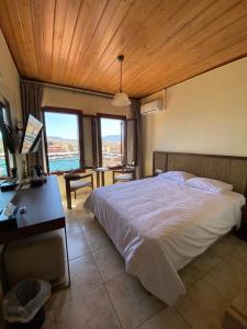 干尼亚海伦娜酒店的卧室配有一张床、一张书桌和窗户。