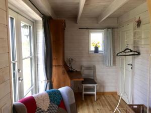 TingsrydPippis Cottage的小房间设有窗户和椅子
