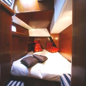 格罗斯岛Day Sailing, Sailing Experience and Houseboat的小房间,船上有床