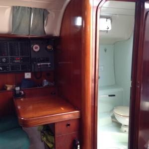 格罗斯岛Day Sailing, Sailing Experience and Houseboat的船上的小船舱,带厕所