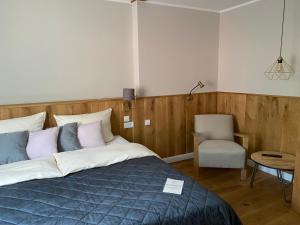 汉恩明登福拉克斯韦拉塔生态酒店的一间卧室配有一张床、一把椅子和一张桌子