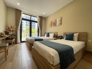 富国Teddy 96 Homestay & Cafe-3 stars-Grand World Phu Quoc的酒店客房设有两张床和窗户。