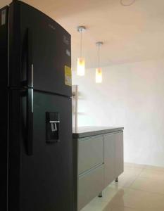巴兰基亚Norte Barranquilla amoblado的厨房配有黑色冰箱和台面