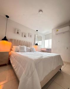 巴兰基亚Norte Barranquilla amoblado的卧室配有一张白色大床