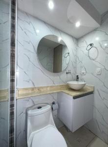 巴兰基亚Norte Barranquilla amoblado的一间带卫生间、水槽和镜子的浴室