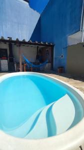 乌巴图巴Maré Alta Hostel的大楼里的一个大型蓝色游泳池