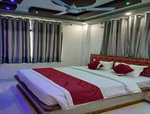德奥加尔Hotel Shobhani的一间卧室配有一张大床和吊扇