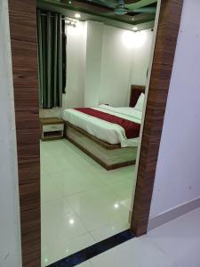 德奥加尔Hotel Shobhani的一间卧室配有一张床和镜子