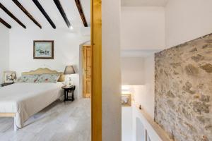 LuniVillino Marco的一间卧室设有一张床和石墙