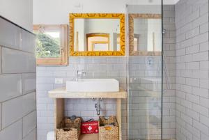LuniVillino Marco的一间带水槽和镜子的浴室