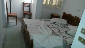 比塞大Hotel de la plage的一间卧室配有白色床单