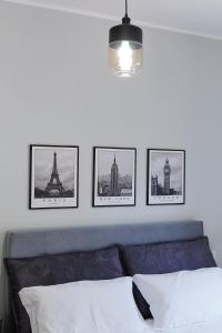 雷焦卡拉布里亚Showroom Luxury B&B的一间卧室,拥有四张艾菲尔铁塔的照片
