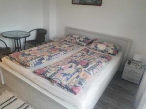 巴拉通雷勒Farkas Apartmanok的一张位于房间的床,上面有两个枕头