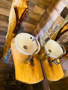 维库尼亚Cabañas Rusticas Olimpus del Elqui的享有带两个盥洗盆的浴室的顶部景致