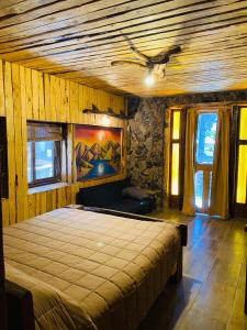 维库尼亚Cabañas Rusticas Olimpus del Elqui的一间卧室,卧室内配有一张大床