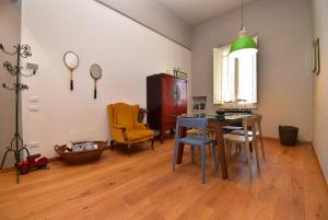 彼得拉桑塔Appartamento a 150M dal Duomo的客厅设有餐桌和椅子