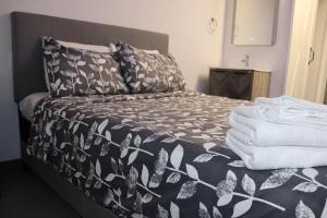 圣热罗姆AMR Hotel Inc的一间卧室配有一张带黑白色棉被的床