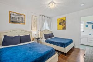 迈阿密海滩villa venezia bb的一间卧室配有两张蓝色床单