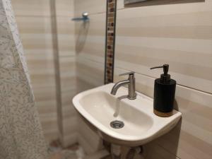 利马Warm House Near the Airport Callao的带淋浴的浴室内的白色水槽