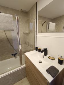科斯塔德安提瓜Apartamento LIFE Complex Amaya Fuerteventura的一间带水槽和淋浴的浴室