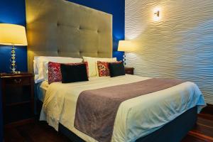 布宜诺斯艾利斯摩拉维亚苏豪酒店的一间卧室配有一张带枕头的大床
