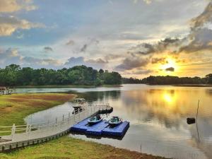 CavintiSofia's Lake Resort的两艘船停靠在湖上的一个码头