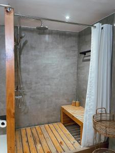 CavintiSofia's Lake Resort的一间带长凳和淋浴帘的浴室
