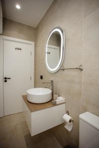 斯库台Oro Inn Hotel的一间带水槽和镜子的浴室