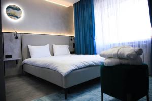 博罗沃耶Riverside Burabay Hotel的一间卧室设有一张床和一个大窗户